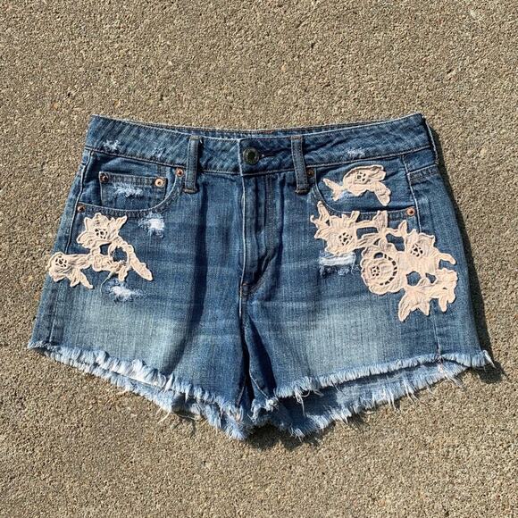 AEO Hi Rise Festival Jean Shorts crochet lace Size 8 - Picture 1 of 4